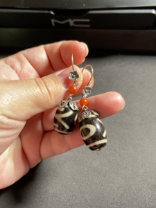 员格格家买的,纯银,贵人天珠耳环,加加过,很好看,非常有藏族