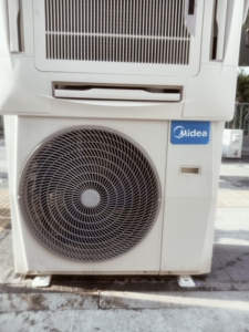 空调是单冷的,9成新以上.去年用了一个夏