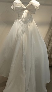 罗马缎拖尾婚纱，全新，小净版，高大上，美背后面是蝴蝶结，全新