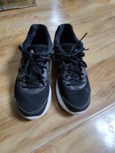 阿迪达斯运动鞋,42码闲置转让,左脚外侧阿迪三道杠装饰有一道