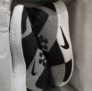 全新无原盒nike pg3 保罗乔治泡椒3代 黑白配色 原盒
