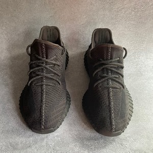 yeezy350黑天使 42.5码无盒 成色不错鞋底后跟贴膜