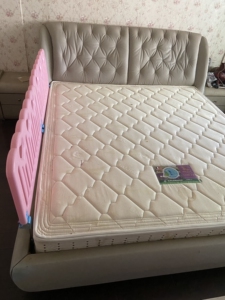 00和营1985淘宝柏健床垫搬家,没用过,搬家的时候边缘有蹭脏,几乎