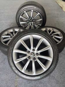 丰田锐志轮毂拆车件