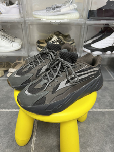 yeezy 700 v2晶洞宝藏 灰色