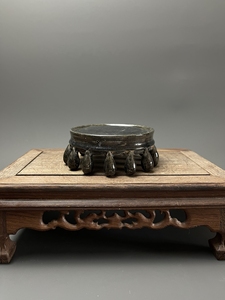 唐代黑釉水滴砚台,器型端庄典雅,釉色温润细腻,釉水美丽,满釉