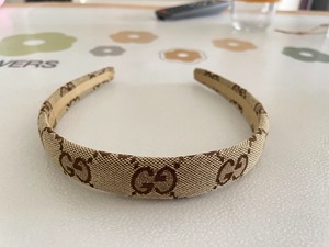 95新古驰卡其色发箍,就带过一两次,感兴趣的来拍,售出不退不