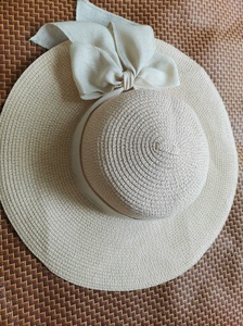 赠品，拍衣服看情况可以一起送，夏季米色遮阳帽沙滩帽，头围可调