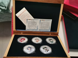出售多年收藏的北京奥运会纯银福娃套装纪念币。5枚一盎司银章为