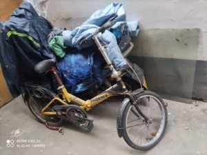 上海凤凰自行车,后胎破了,补了就能骑.