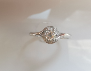 ido18k金25分钻石戒指,有证和原装盒子,无发票,14号