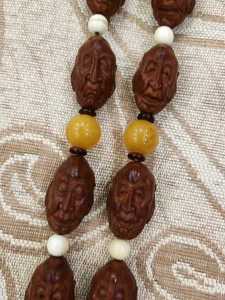 单面十八罗汉橄榄核串   由舟山核雕大师丁佳伟全手工雕刻.这