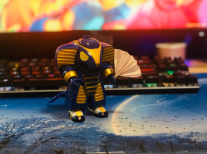 蟑螂恶霸铁甲小宝玩具万代97刻字蟑螂恶霸有尾巴,背后有裂痕