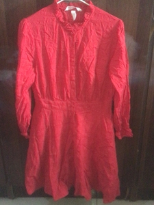 HM连衣裙，大红色格子暗纹，穿一洗一，领口和袖口是花边设计，