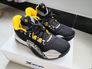 特步 林书豪一代 篮球鞋  黑色/黄色/银色