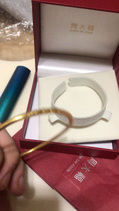 周大福金手镯盒子