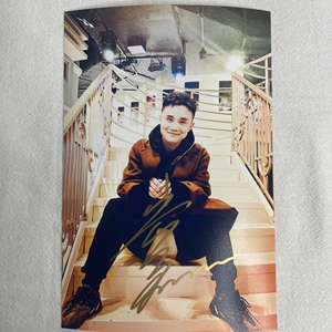 出cv吴磊签名照(亲签)亲笔保真!