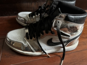 aj1伦纳德电镀银 42码 破损的地方是水泡的 鞋底自然氧化