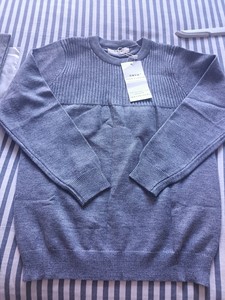 杰瑞乐咖的毛衣，绝对不起球的那种，质量很好，大家可以上网搜，