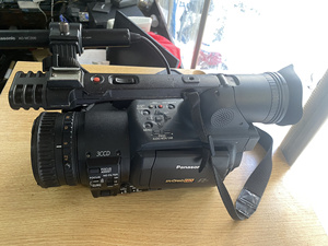松下摄像机hvx200,带2张p2的16g卡,ag-mc20