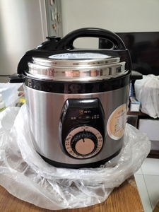 利仁牌电压力锅,4l,几年前老妈退休时候单位发的,全新,未使