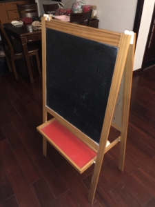 宜家家居买的小黑板,一边黑一边白,可以挂纸卷.孩子就没咋用过