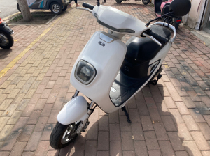 九成新的雅迪欧迪电车,五块电池6020的,有喜欢的可以联系我