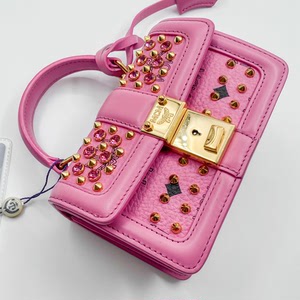 mcm玫红色铆钉斜挎包 98新 a级 mcm/mcm 箱包