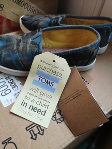 toms男童迷彩布鞋,内长18cm,此鞋为试穿鞋,鞋底稍微有