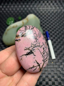 国画奇石风新疆和田玉籽料原石桃花玉直闪石粉色特色料手把件雕刻