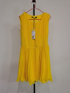 全新百丝黄色百褶连衣裙 高品质雪纺，手感细腻，单穿配西装配大
