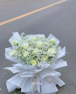 白玫瑰加满天星