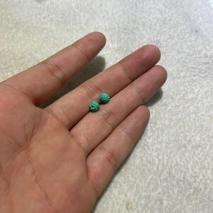 马料松石,高瓷绿莲花珠一对,尺寸0.6,盘玩变色玉化,标价一