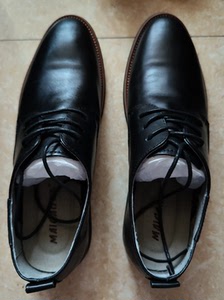 麦高皮鞋尺寸25的一次没穿过皮面很软.