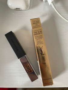 日上新买的圣罗兰ysl小银条口红108号色,元气苹果红草莓红