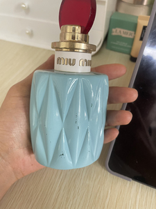 miumiu经典红盖香水100ml 之前出去玩专柜购入 瓶