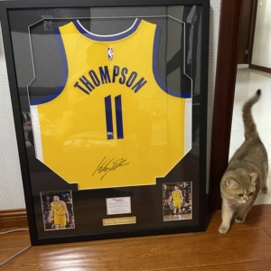 汤普森签名亲签球衣,勇士黄色球衣,超大签名.白色也有,装裱整
