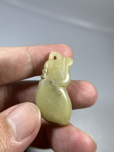 红山文化河磨玉黄玉玉蚂蚱玉虫玉蜘蛛,玉质老熟,红沁,沁色自然