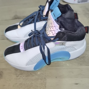 nikeaj35篮球实战鞋湖水绿郭艾伦43码,当时nike店