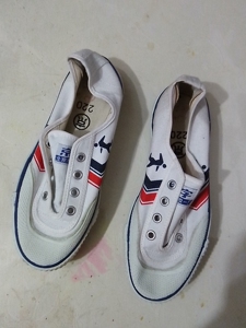 没穿过的老牌子京字足球鞋34码一双闲置低价36元包邮不退换偏