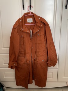 以纯风衣,全新,买来没穿过,能穿到一百四没问题,腰部有收腰的