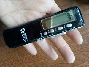 清华紫光紫光电子数码录音笔MP3播放器。