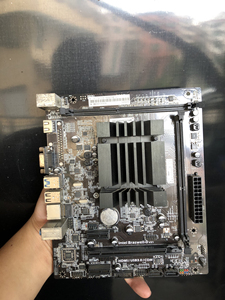 七彩虹n3150四核全固主板,正常使用没有问题,没有挡板,有