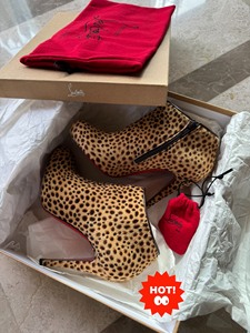 Christian Louboutin红底鞋经典款马毛短靴，