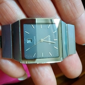 雷达钨钢,正常走时,表蒙有伤,表带断了.