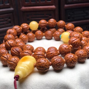 文玩桃核,东北桃核,脑纹54颗,配饰一套蜜蜡  桃核12.