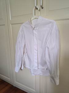 太平鸟剪标白衬衫，前短后长，蓬蓬袖，两边系带装饰，（带子我系
