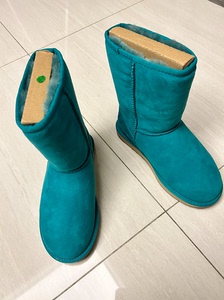 jumbougg羊皮毛一体靴子，便宜出35码的。