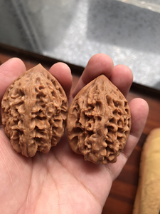 老款鸡心文玩核桃,边39肚41高50,一旦出售不退不换!