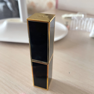 tf黑管12,用过几次,味道挺好闻的,也好上色,自己口红太多